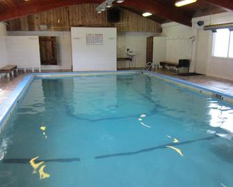 Camelot Court Motel - Prince George - Piscina