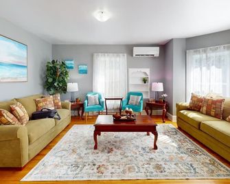 4 Wolfville's DT Core | Two Queen Bds+ Sofa Bed - Wolfville - Living room