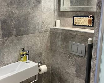 Oakwood Cabin Retreat in Bexleyheath - Bexleyheath - Bathroom