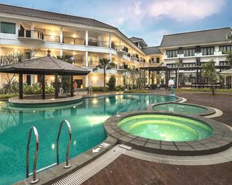 Lido Lake Resort By Mnc Hotel - Bogor - Pool