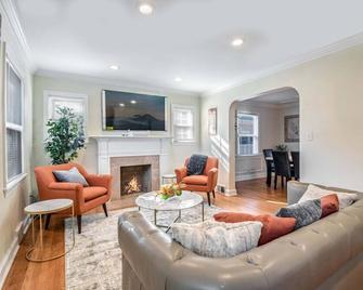 Charming Brookland Retreat - Washington, D.C. - Living room
