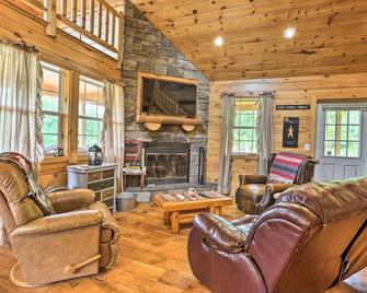 Porch, Fire Pit and Valley Views Blakely Cabin! - Blakely - Living room