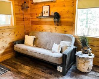 Bunk House At Gold Creek: Rustic Lux Cabin Near Mt. Rushmore & Custer State Park - Hermosa - Sala de estar