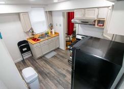 Lovely 1 bedroom rental unit that sleeps 4 adults - Wilmerding - Kitchen