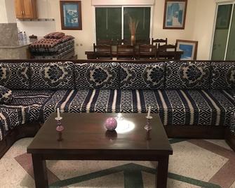 Family Friendly Villa With Sea Views, Just 10 Min Walk To The Beach - Ksar es Sghir - Sala de estar
