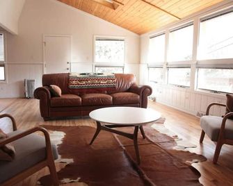 Magnolia Mountain Getaway - Nederland - Living room