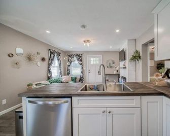 Stylish 2Bdrm Bungalow | Walkable + Well Equipped - Rolla - Kitchen