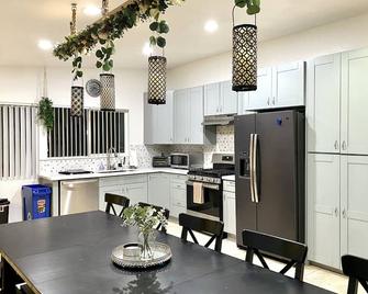 Bright Earthy Mira Mesa Home - San Diego - Kitchen