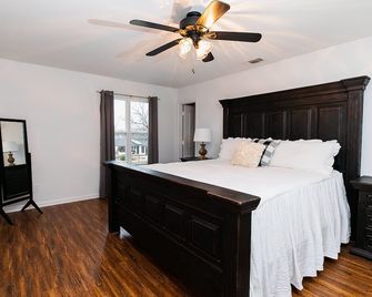 The Beautiful Rosemary Barndominium - McKinney - Bedroom