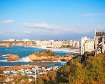 Appartement cosy à Biarritz, proche des commerces et plages, avec parking et balcon - FR-1-3-607 - Biarritz - Bedroom