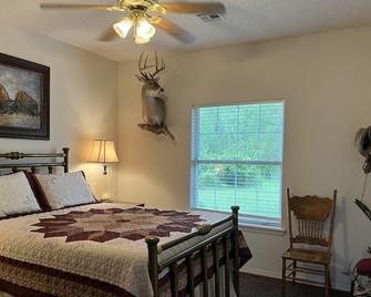 Lodge with fishing & guided hunts available! Minutes from Tulsa & Grand Lake! - Adair - Bedroom