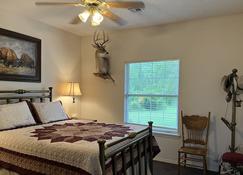 Lodge with fishing & guided hunts available! Minutes from Tulsa & Grand Lake! - Adair - Bedroom