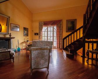 Villa Il Pozzo, surrounded by greenery, ideal for visiting the famous Cinque Terre - Beverino - Wohnzimmer