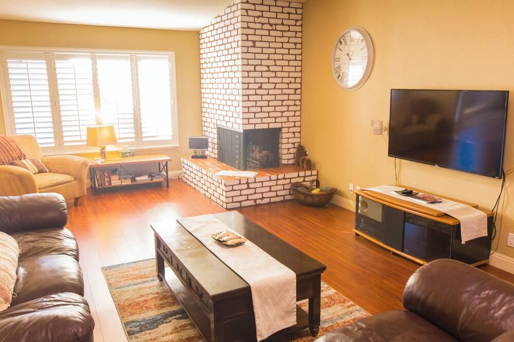 Cozy home in quiet neighborhood with hot tub and pool - Henderson - Living room