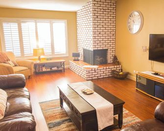Cozy home in quiet neighborhood with hot tub and pool - Henderson - Living room