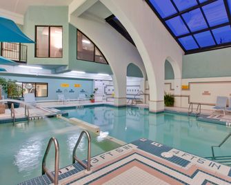 Holiday Inn & Suites Windsor (Ambassador Bridge) By IHG - Windsor - Zwembad