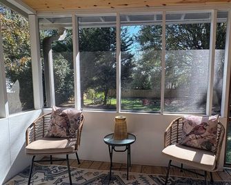 Modern 3-bedroom house near downtown Forest City with a private backyard. - Forest City - Balcón
