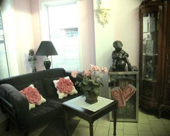 Pass Motor Inn - Penticton - Living room