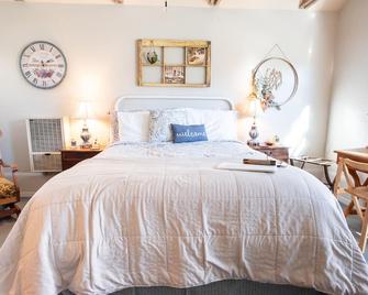 Chuckelli Farm's Cozy Cottage - Placerville - Bedroom