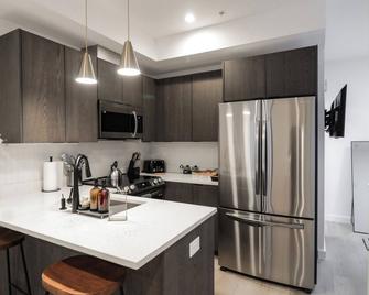 Unit 1 Stylish Studio with King Bed and Sofa Bed - Washington, D.C. - Kitchen