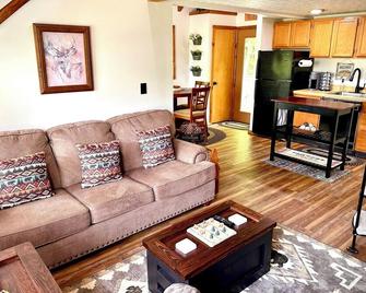 Cozy Cabin in Black Bear-Central Heating-Family & Pet Friendly-Resort Pool - Davis - Huiskamer