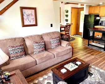 Cozy Cabin in Black Bear-Central Heating-Family & Pet Friendly-Resort Pool - Davis - Sala de estar