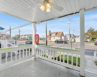 2 Bedroom downtown, with a pool, , close to the beach and boardwalk - Ocean City - Balkon