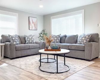 Country Living Harrison Ranch 3 on Visalia Main Road Mooney 55 minutes to National Park with fenced yard - Візалія - Вітальня