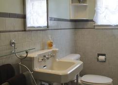 Recently Renovated 1950's Themed Historic Homestead In Downtown Frankenmuth - Frankenmuth - Bathroom