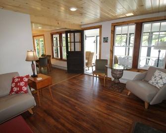 Updated East Seneca Lake Cottage 3 Miles From Watkins Glen - Burdett - Sala de estar