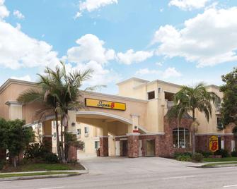 Super 8 By Wyndham Torrance Lax Airport Area - Torrance - Building