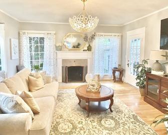 The Historic Entertainer in Downtown Monteith District - Albany - Living room