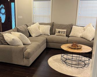 Cozy 3br Family Home! - Westminster - Living room