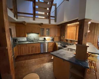 Enjoy big Salish Sea views in a hand hewn tree-like home on Picnic Point Lake - Edmonds - Kitchen
