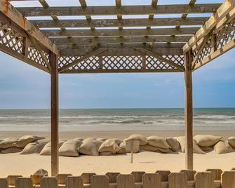 Walk to Ocean: North Topsail Beach Gem w/ Balcony! - Sneads Ferry - Playa