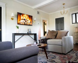 Cozy 1-bedroom with a beautiful backyard in awesome Orlando - Orlando - Living room