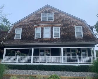 5br Charming Beach House With Private Beaches In Beautiful Neptune Park! - New London - Building