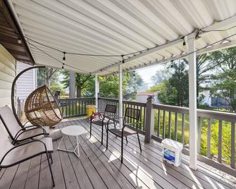 Inviting St Louis Home with Deck Near Forest Park! - Mehlville - Balcony