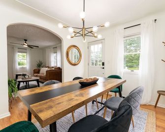 River view home-close to CMU and Soaring Eagle Casino - Mount Pleasant - Dining room