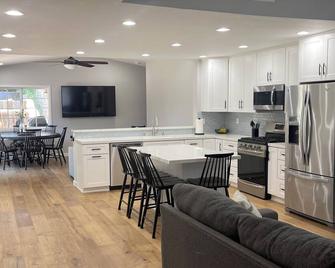 Charming 3-bedroom house in enchanting Poway with WiFi, AC, Hot tub - Poway