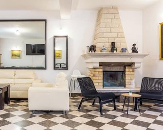 Stone house Dragan in the very center, with pool table, two balconies and the sea view - Bol - Olohuone