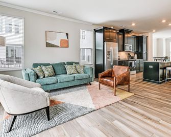 2 Mi to Uptown Charlotte: Townhome w/ Balconies! - Charlotte - Living room