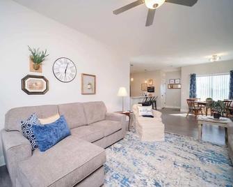 Main Floor Cozy 2 Bedroom Condo in Bettendorf - Bettendorf - Living room