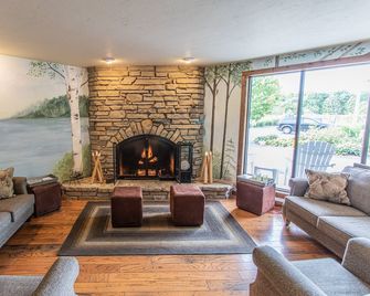 Open Hearth Lodge - Sister Bay - Huiskamer