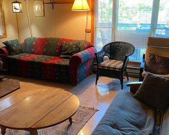 Family-friendly cottage right on Drag River - Minden - Sala de estar