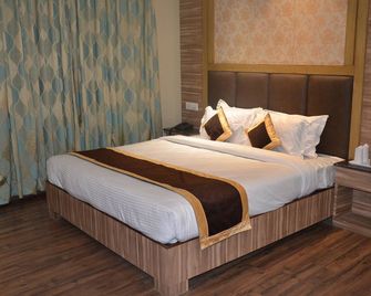 Tulip Tree Hotel - Katra - Bedroom