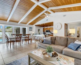 Sandy Retreat Pool Home - Vacation Rental - Clearwater - Sala de estar