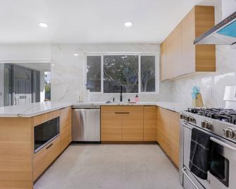 246A- Modern 3B2B w/ Deck & View by Hillsdale Mall - San Mateo - Kitchen
