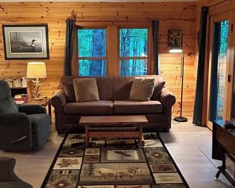Hidden Gem! 2-bedroom cabin outside of Crivitz on Lake Noquebay - Wausaukee - Sala de estar