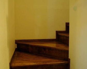 شيمايادو جيتويا - دار ضيافة - إشيغاكي - سلالم